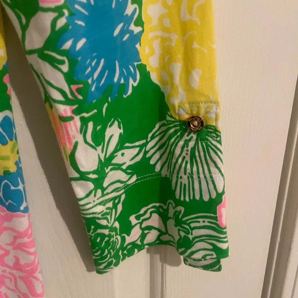 Lilly Pulitzer Roll Sleeve Medium - Picture 4 of 6
